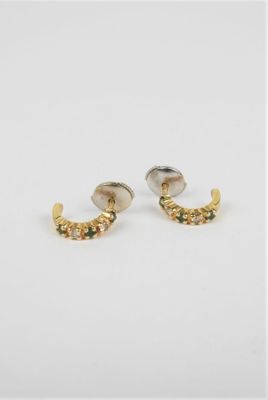 une paire de boucles d'oreilles en or et en argent sur fond blanc