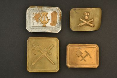 quatre types différents d'objets métalliques sur une surface noire