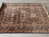 un vieux tapis est posé sur le sol d'une pièce