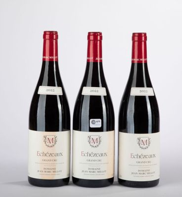 trois bouteilles de vin rouge posées côte à côte sur une table