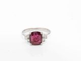 une bague en tourmaline rose et diamant