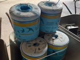 Plusieurs boîtes de conserve sont empilées les unes sur les autres sur une table