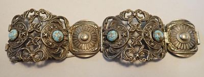 un gros plan sur un bracelet en argent orné de pierres de turquoise