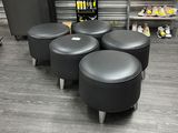 quatre tabourets qui se trouvent dans un magasin