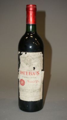 une bouteille de vin posée sur une table