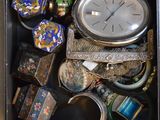 une boîte noire avec une horloge et de nombreux objets divers à l'intérieur