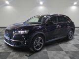 l'avant d'un SUV noir garé sur un sol à damier