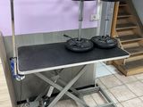 une image représentant une table sur laquelle se trouve une paire de chaussures