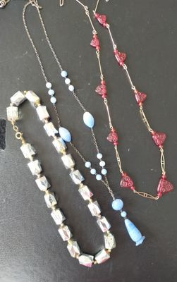 Trois colliers : en perles de verre soufflé bleu, verre roug…