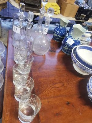 beaucoup de verres vides posés sur une table dans une pièce