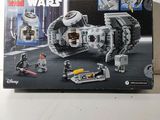 une boîte contenant des sets Lego Star Wars posée sur une table