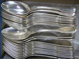 un lot de cuillères en argent et de cuillères dans une boîte