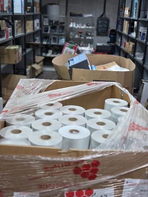 de nombreux rouleaux de papier toilette dans une boîte, dans une pièce