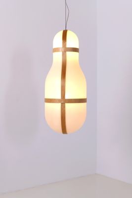 une lumière suspendue au plafond d'une pièce