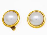 deux paires de boucles d'oreilles en or et perles sur fond blanc