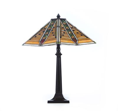 une lampe posée sur une table