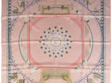 une photo d'une écharpe carrée rose et verte ornée d'un motif