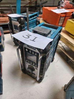 de nombreux types d'équipements électroniques dans un entrepôt