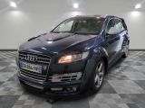 une image d'une audi suv noire garée dans un garage