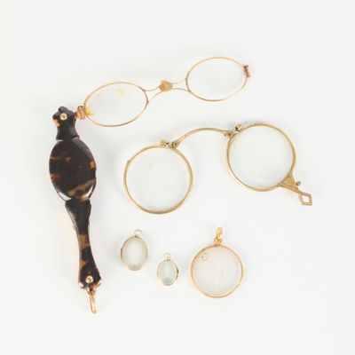 Lot: - 3 pendentifs porte-photos cerclés d'or. 7,51g brut