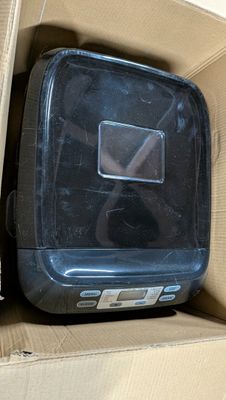une boîte contenant un récipient en plastique