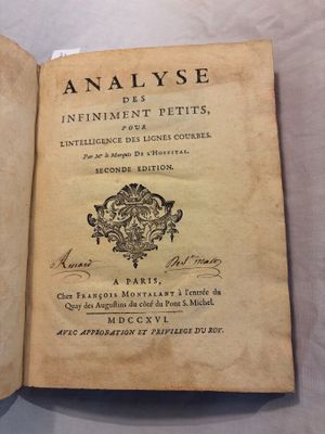 un vieux livre écrit posé sur une table