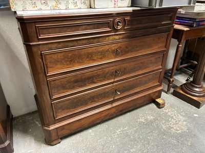 une commode surmontée d'un miroir dans une pièce