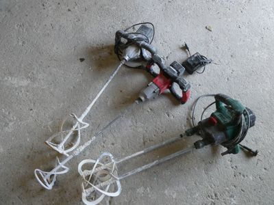 deux outils posés sur le sol