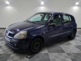 la photo d'une petite voiture bleue garée dans un garage