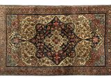 un tapis persan antique avec un motif de médaillon sur fond blanc
