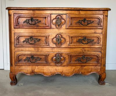 Commode galbée en noyer ouvrant à cinq tiroirs sur trois ran…