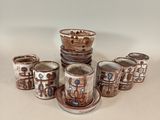 de nombreuses tasses et soucoupes posées sur une table