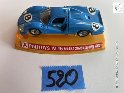 une petite voiture bleue avec des chiffres sur le devant