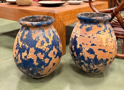 deux vases posés l'un à côté de l'autre sur une table