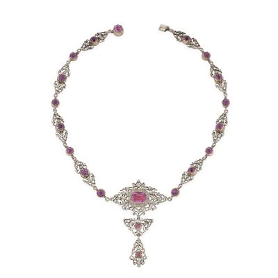 gros plan d'un collier sur fond blanc
