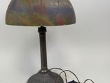 une lampe posée sur une table à côté d'un cordon