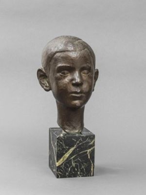 statue représentant la tête d'un garçon posée sur un bloc de marbre