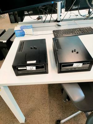 deux ordinateurs posés l'un à côté de l'autre sur un bureau blanc