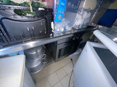 une photo d'une cuisine remplie d'appareils électroménagers