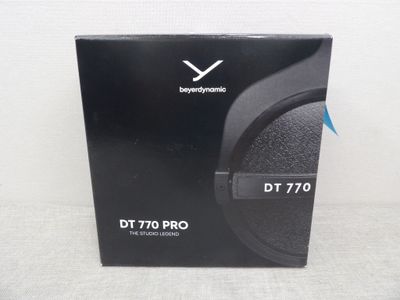 un gros plan sur un boîtier noir avec un casque audio