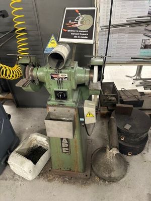 une machine qui se trouve dans un garage avec d'autres outils
