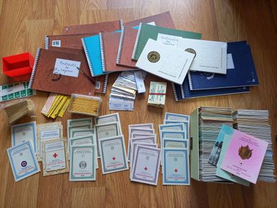 beaucoup de livres et de papiers par terre