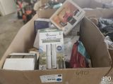 une boîte en carton remplie d'articles de toilette et d'autres objets