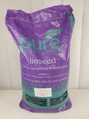 un sac de riz violet posé sur un plan de travail blanc
