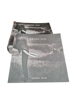 deux livres posés l'un sur l'autre sur une table