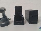 trois objets différents posés sur une table