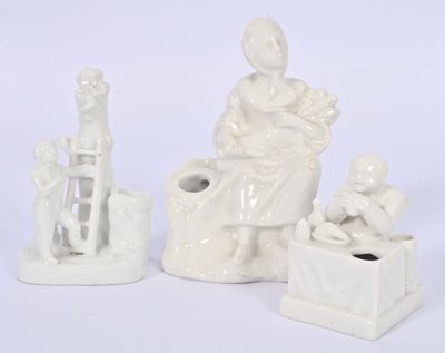une figurine blanche représentant une femme et un enfant