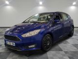 une Ford Focus bleue garée sur un sol en carrelage à damier