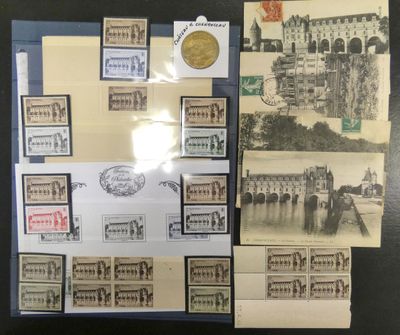une photo montrant une collection de vieilles cartes postales et de timbres