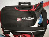 un sac de voyage noir et rouge muni d'une poignée rouge